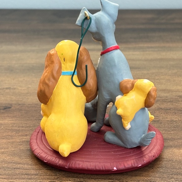 Hallmark Keepsake Ornament Walt Disney's LADY & THE TRAMP Family Portrait 1999 - Picture 7 of 11